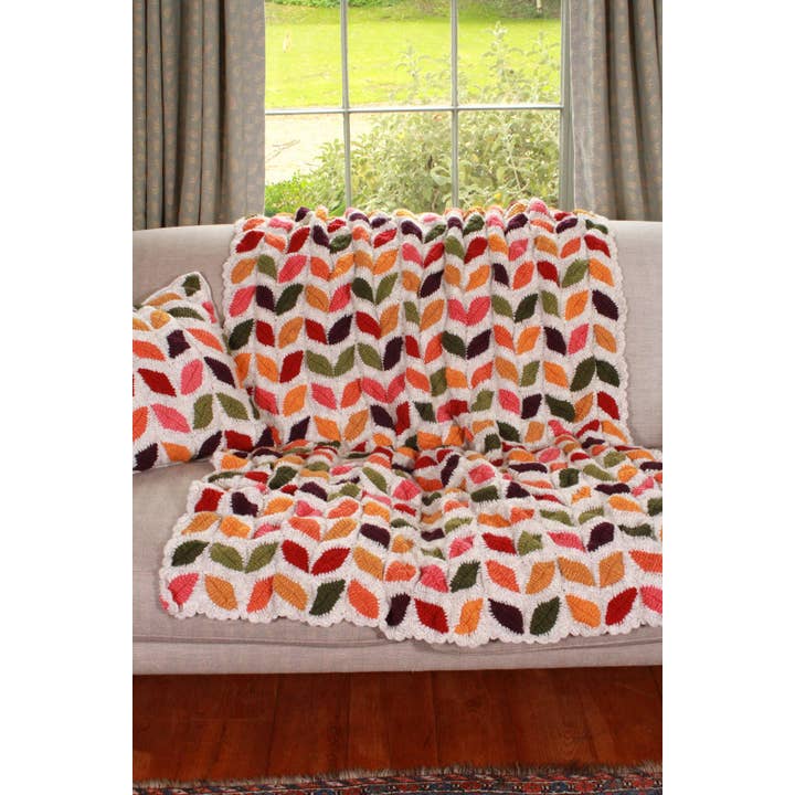 Un colore Coperta in lana lavorata a maglia con foglie ricamate Kylemore in vendita all'ingrosso su Faire3