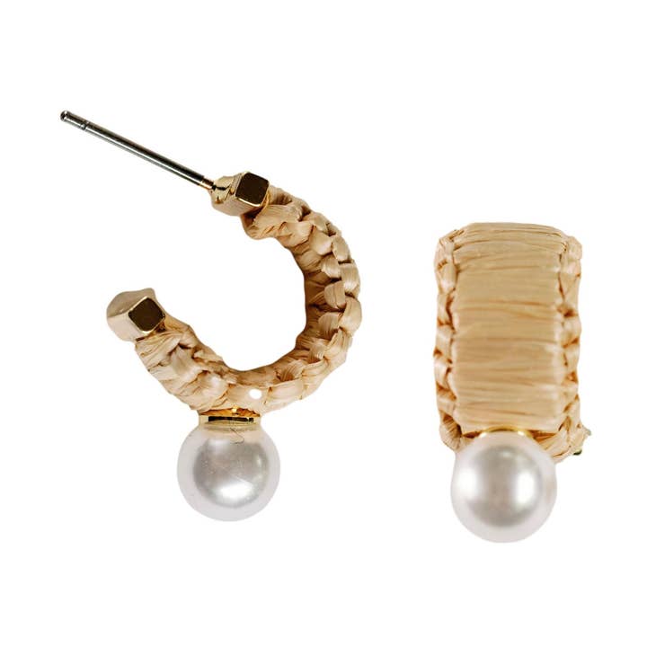 Pendiente tipo argolla pequeño con rafia natural y perlas para venta al por mayor de St Armands Designs of Sarasota