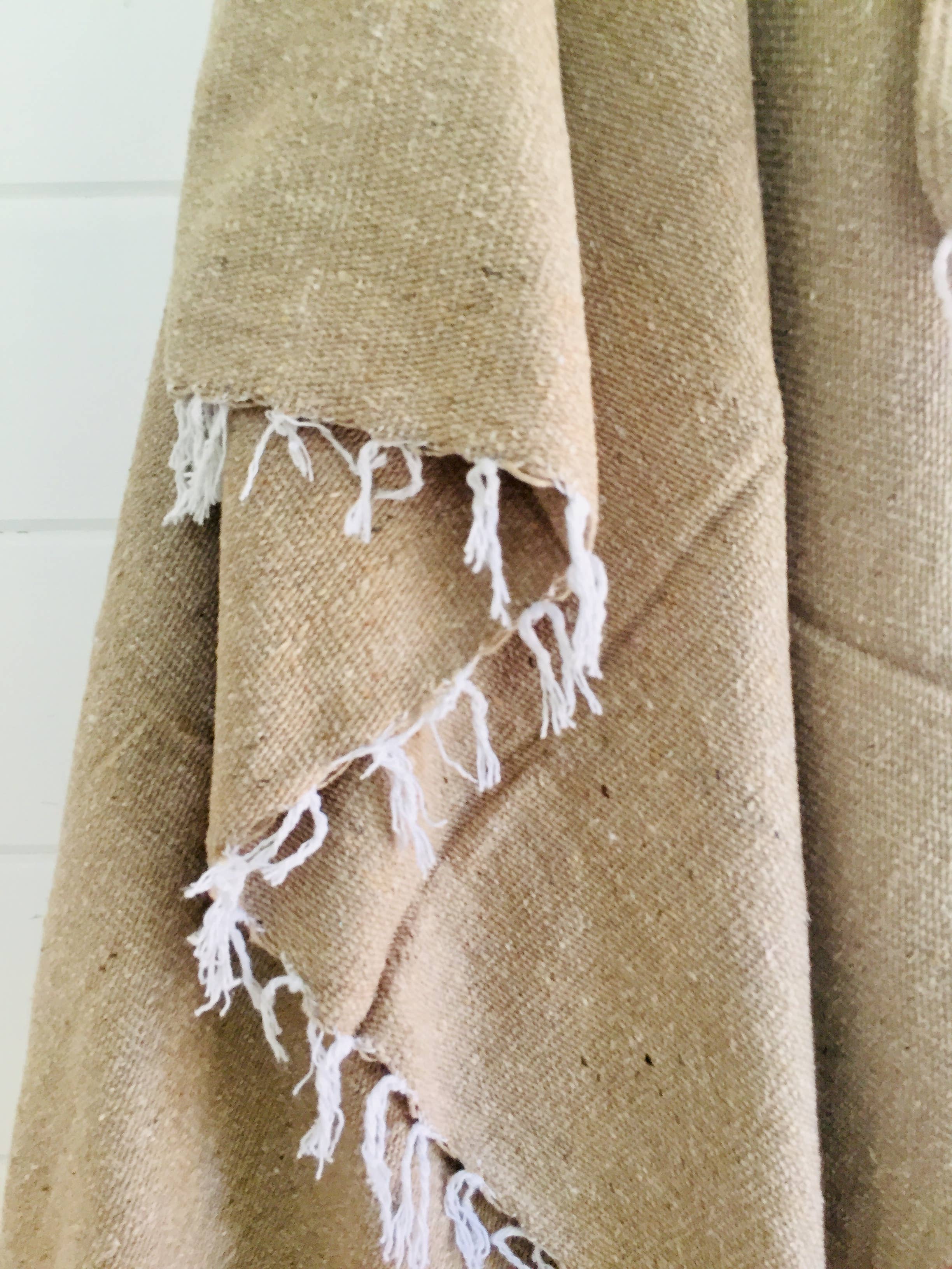 Mahalo Market - Venta al por mayor Mantas de sofá - Manta mexicana sólida con flecos en tonos dorado y beige | Yoga | Mint13