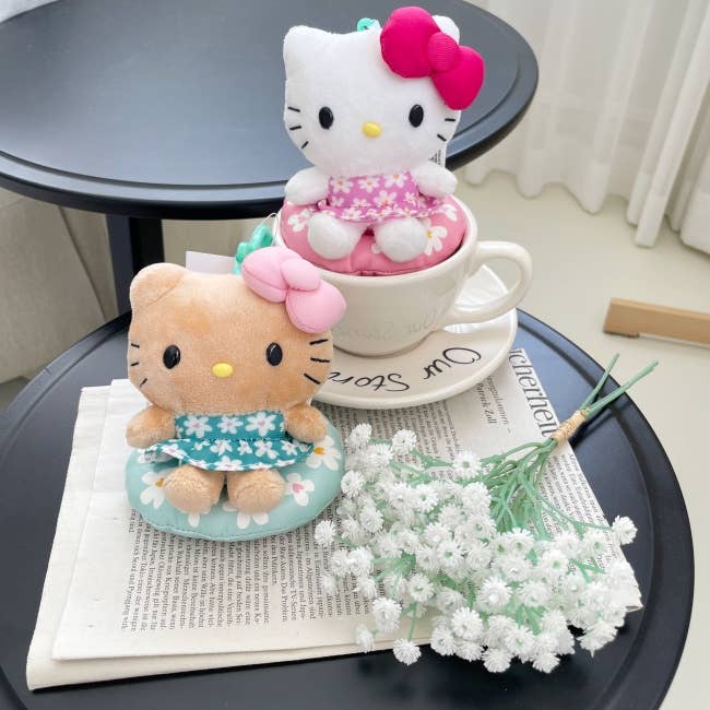 MOND HAUS - Wholesale Keychain - Women's - FROYO Keyring | Hello Kitty in Summer Tube Plush Doll Charm1