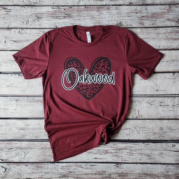 Camiseta personalizada de espíritu escolar con corazón de leopardo para venta al por mayor de Shirts & Giggles