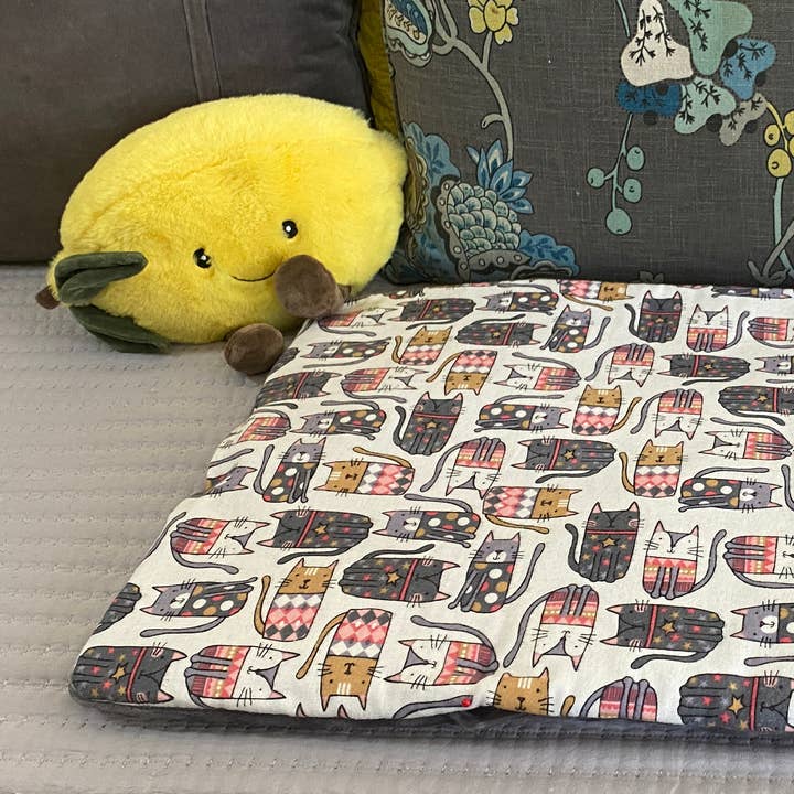 Lit pour chats imprimé "Chatons en Pulls" pour la vente par Screaming Pickles