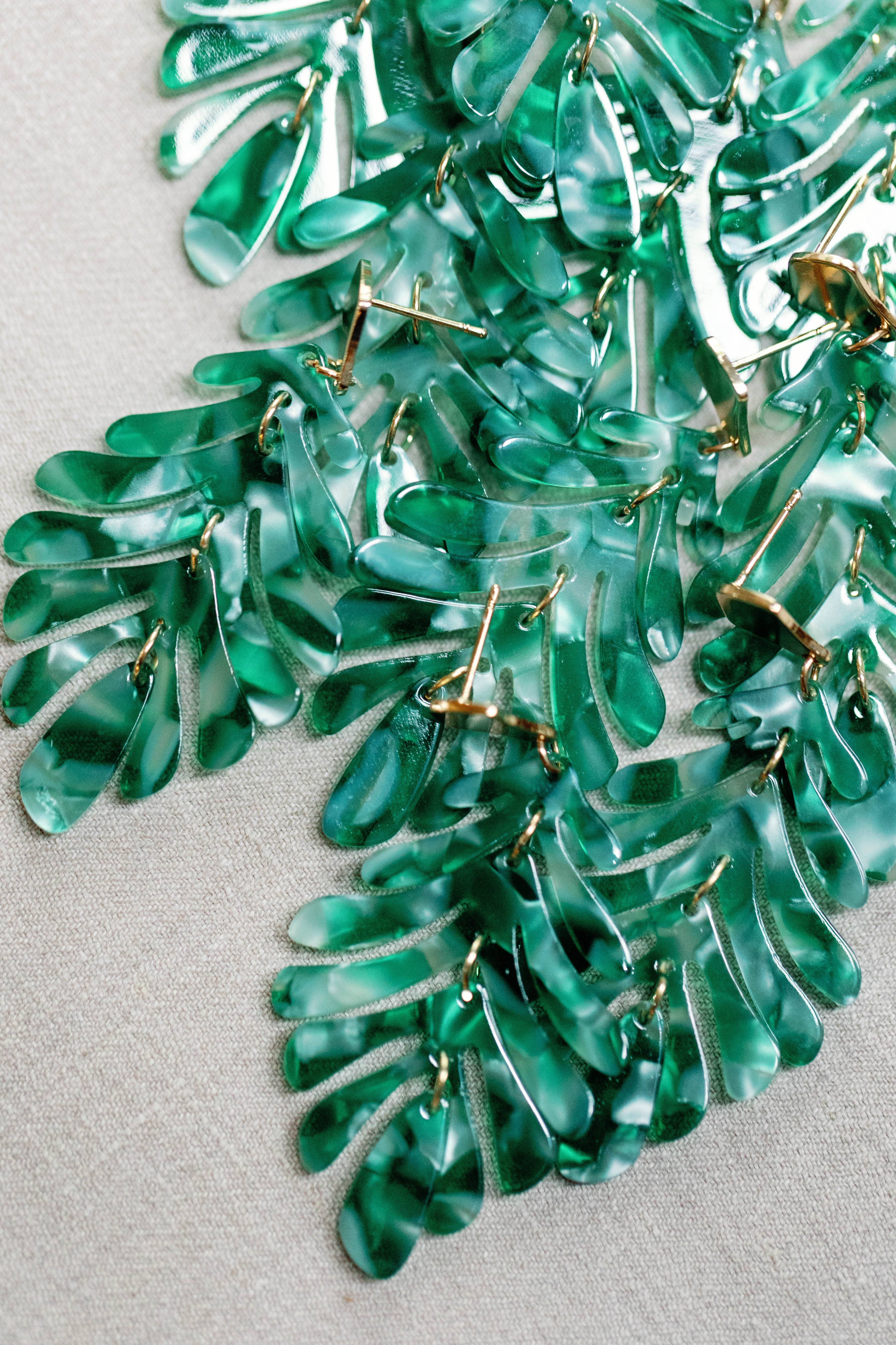 St Armands Designs of Sarasota - Venta al por mayor Pendientes colgantes - Aretes llamativos con forma de palmera pequeña de color verde2