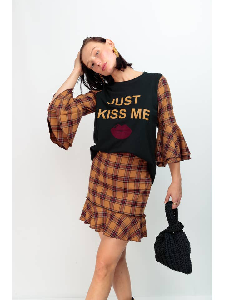 Chill&Buy – Engroshandel T-shirt med print - Dame – Maya Celta Mustard t-shirt til kvinder med flæser på ærmerne1