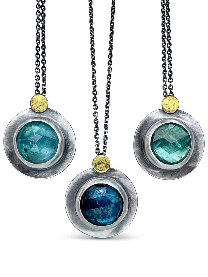 Collier à pendentif rond pour la vente par Austin Titus Studio