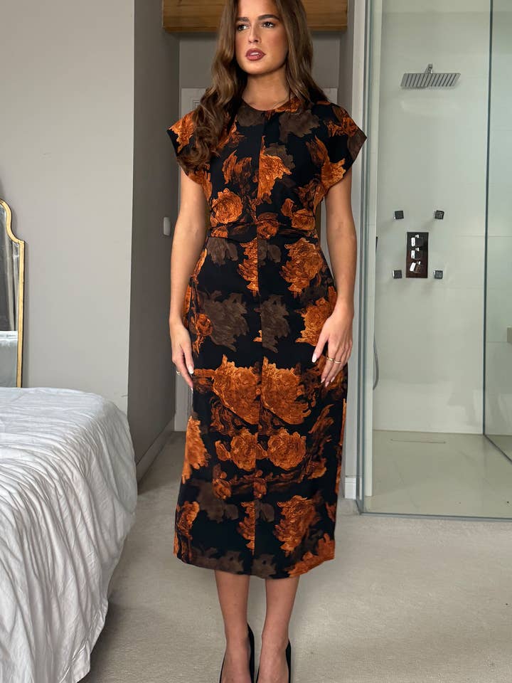 Terri rynket talje kortærmet orange midikjole for engroshandel hos Girl in mind