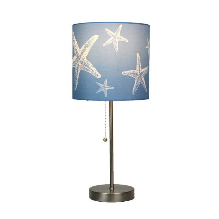Zeckos - Venta al por mayor Lámparas decorativas/de escritorio - Lámpara de mesa con acabado niquelado y pantalla de estrella de mar azul costero1
