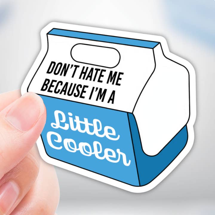 Ne me déteste pas parce que je suis un peu plus cool Autocollant en vinyle pour la vente par Coyote Color