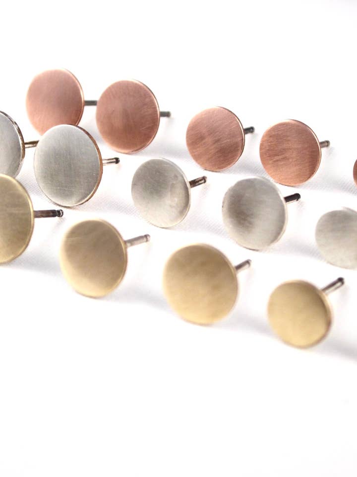 Brincos Disco Stud Pequenos por atacado de Studio451Jewelry