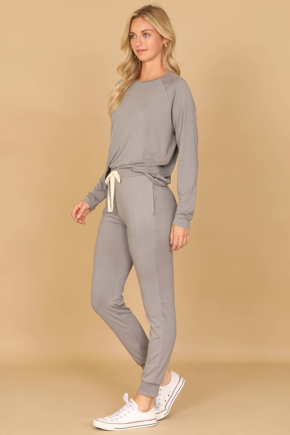 You & Me - Vendita all'ingrosso Pantaloni sportivi/da jogging loungewear - Donna - Set maglia a maniche lunghe e joggers taglie forti YMP40001XV con cintura da annodare.26
