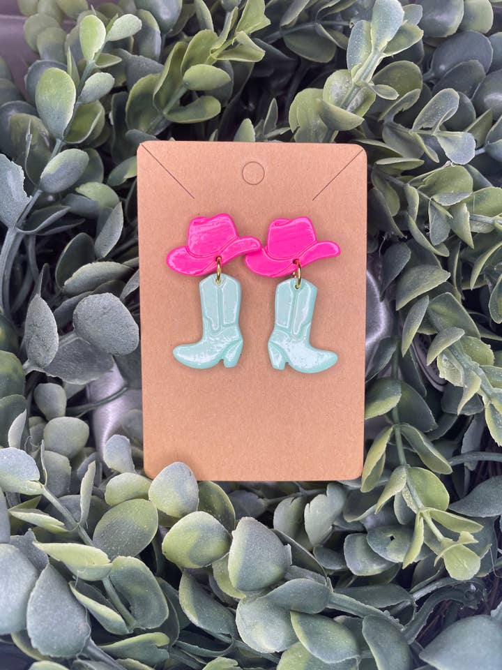 Boucles d'oreilles Western en argile faites à la main avec motif botte/chapeau pour la vente par KBH CREATIONS