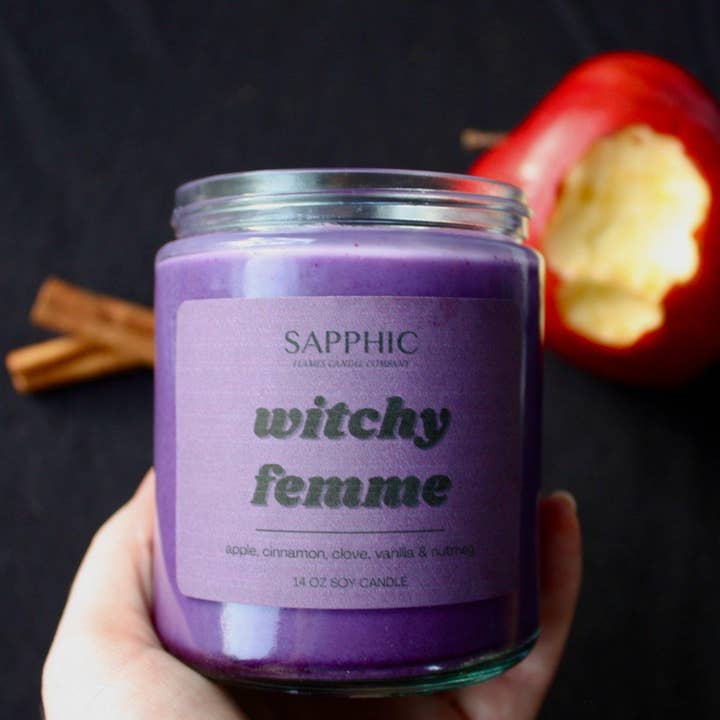 Witchy Femme: Doftande sojavaxljus i återvunnen glasburk för wholesale av Sapphic Flames