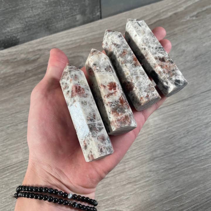 Keystone Crystals – wholesale Andlig sten/kristall – Gemstenskristall Obelisker 85–113 g | Grossist Kristalltorn Presentbutik44