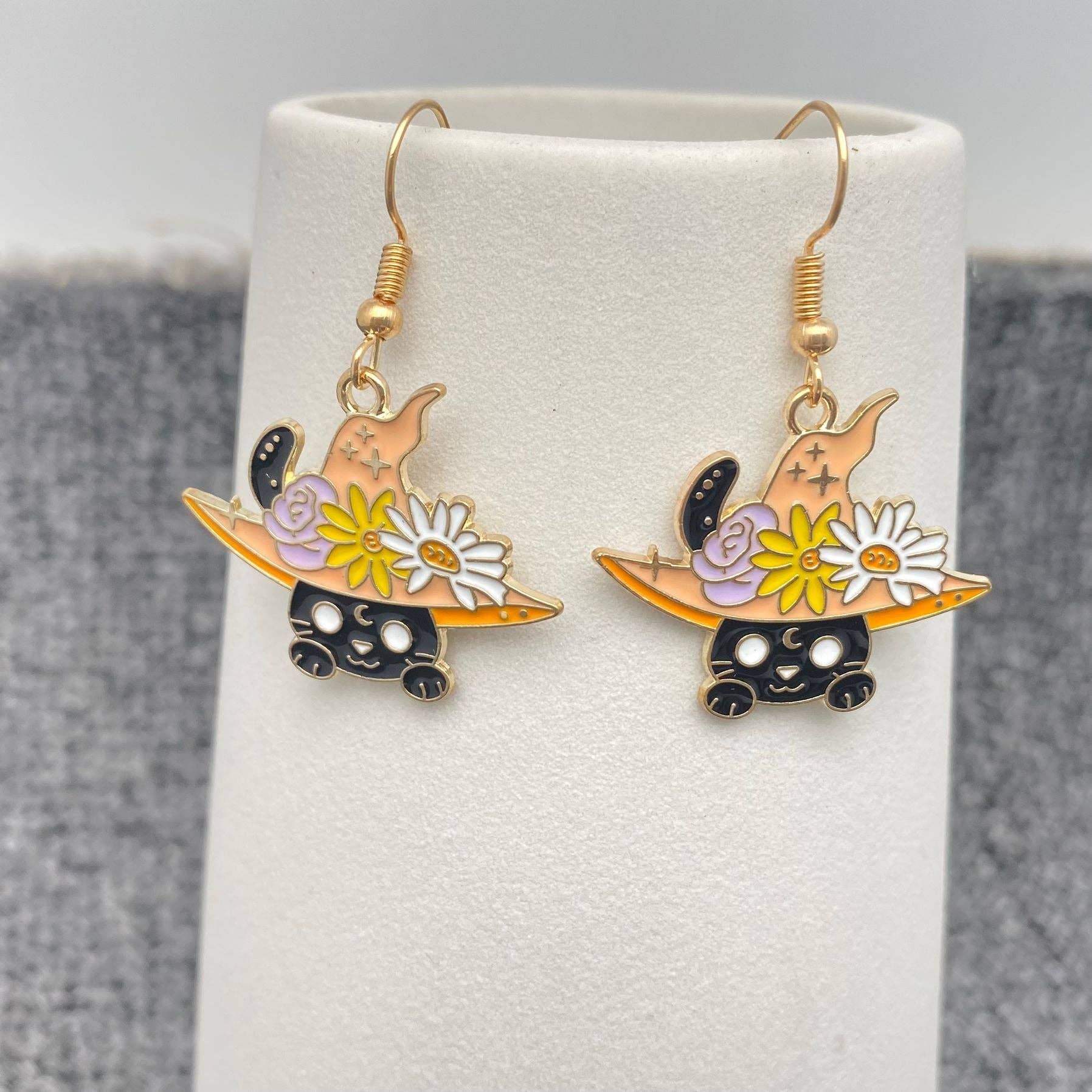 Mio Queena - Wholesale Hangende/ronde oorbellen - Oorbellen met emaillen bloemen en magische kat in diverse stijlen4