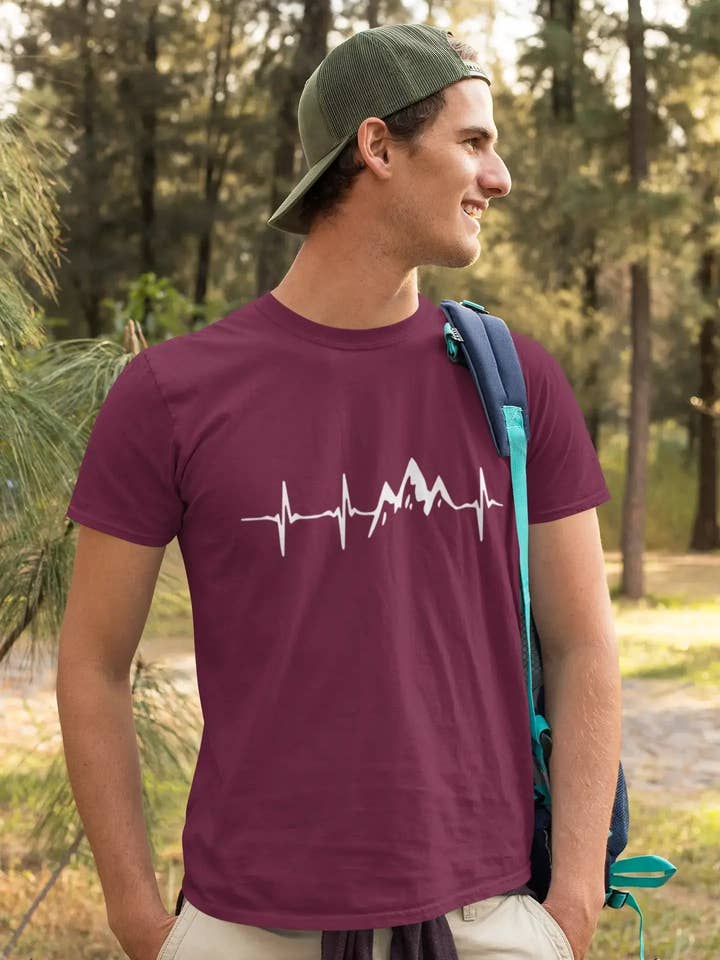 ULTRABASIC - T-shirt Mountain Heartbeat à imprimé graphique pour hommes, noir foncé pour la vente par ULTRABASIC