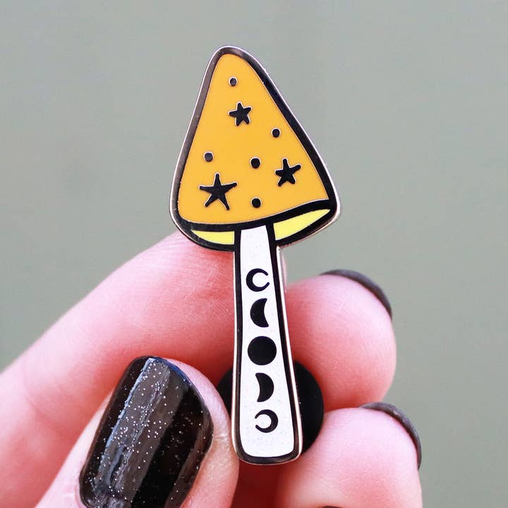 Insigne en émail Fungi, épinglette en forme de champignon pour la vente par Anita Ivancenko