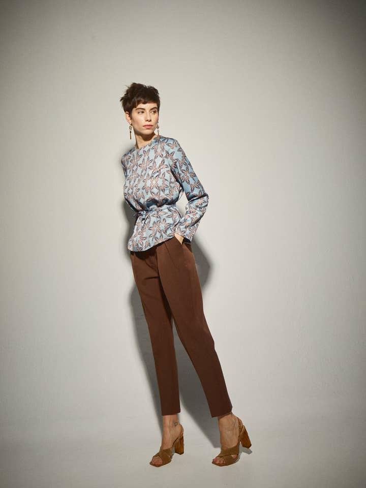 Hellblaue Schmetterlingsbluse für den Großhandel von Dolores Promesas