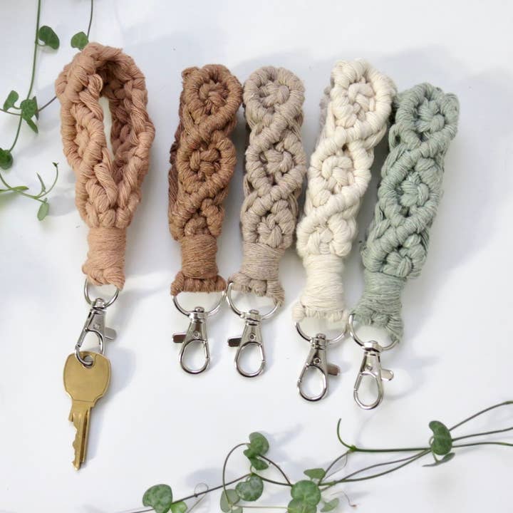 porte-clés mini bracelet en macramé | accessoire de sac à main pour la vente par ReadySetKnotCo