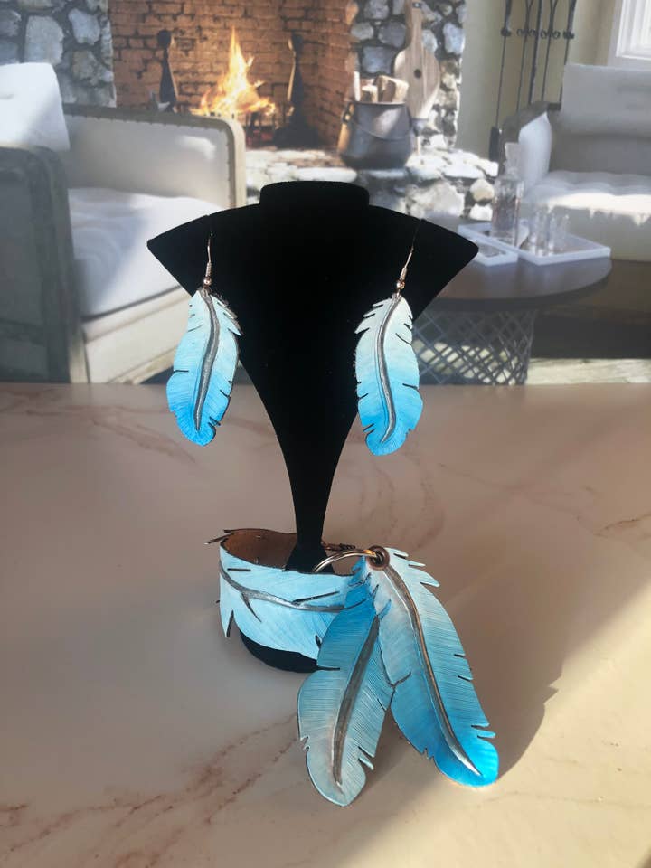 Ohrringe aus Lederfedern in Hellblau | Lederaccessoires für den Großhandel von AnH Silvertip Designs