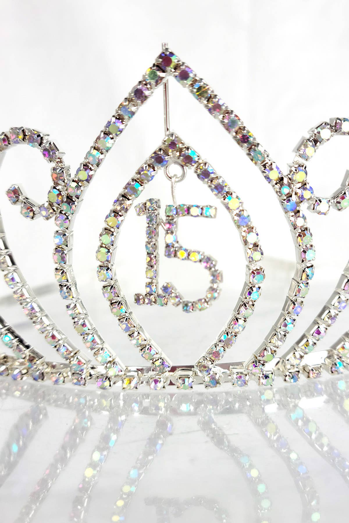 Chicas – Großhandel Tiara – Damen – Quinceanera Tiara mit hängendem 15 Anhänger HT906-6