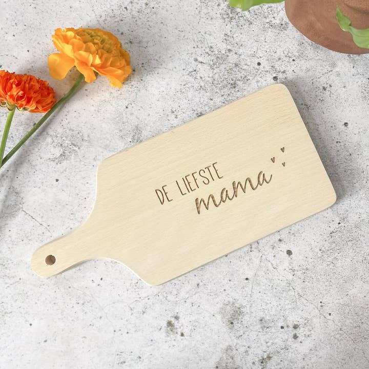 Skärbräda med texten «the sweetest mom» – mors dag för wholesale av Fien & Feau