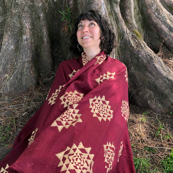 Bufanda Borgoña Sri Yantra / Chal de Meditación Vino para venta al por mayor de JAYA MOKSHA