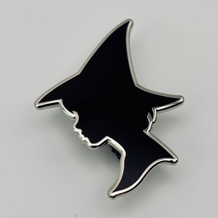 Spilla in smalto - Silhouette di strega per la vendita all'ingrosso da parte di The Fabled Creative Co.