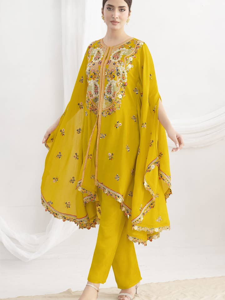 Kaftán de seda chinón amarillo con pantalón para boda y festival indio y pakistaní - Trabajo de bordado con lentejuelas e hilo. para venta al por mayor de HATKE BRIDE