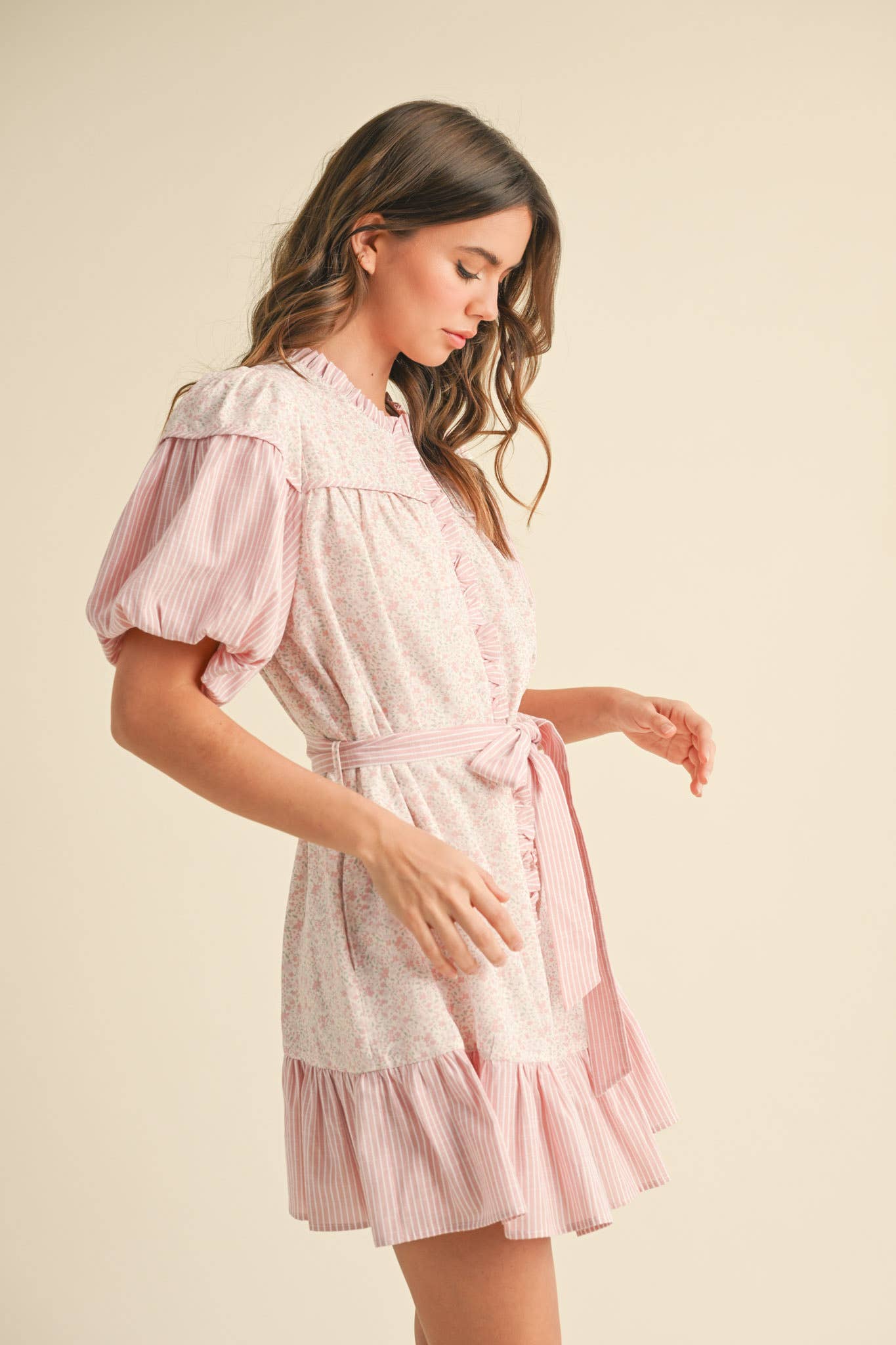 &MERCI – Engroshandel Kjole - Dame – MØNSTRET KJOLE MED FLÆSER MINI MDR385515