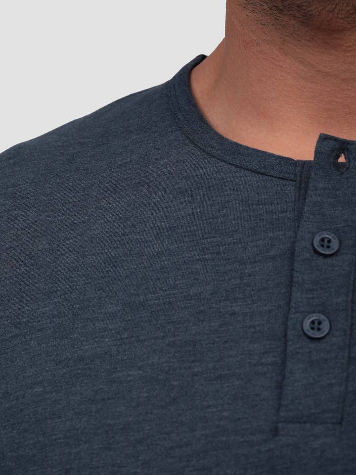 INTO THE AM - Vendita all'ingrosso Maglietta - Uomo - Maglietta Henley a Maniche Corte da Uomo (di Marca)17