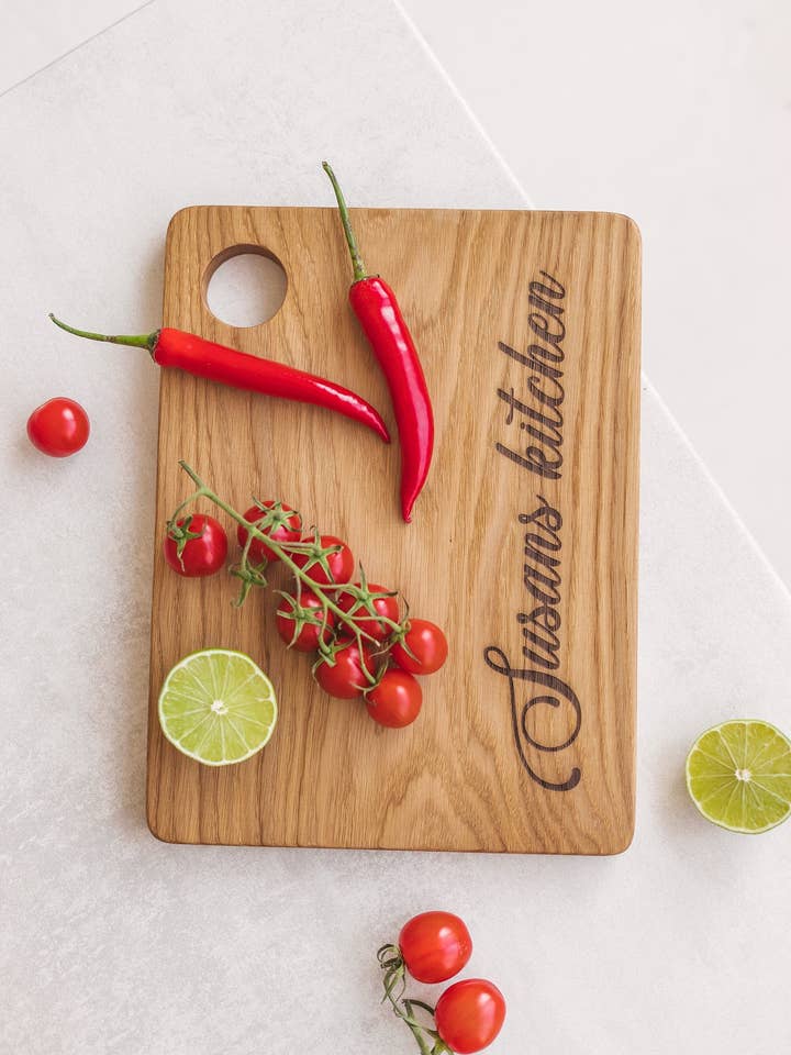 Specialtilpasset skærebræt med hul - perfekt gave til madlavning for engroshandel hos Woodinout