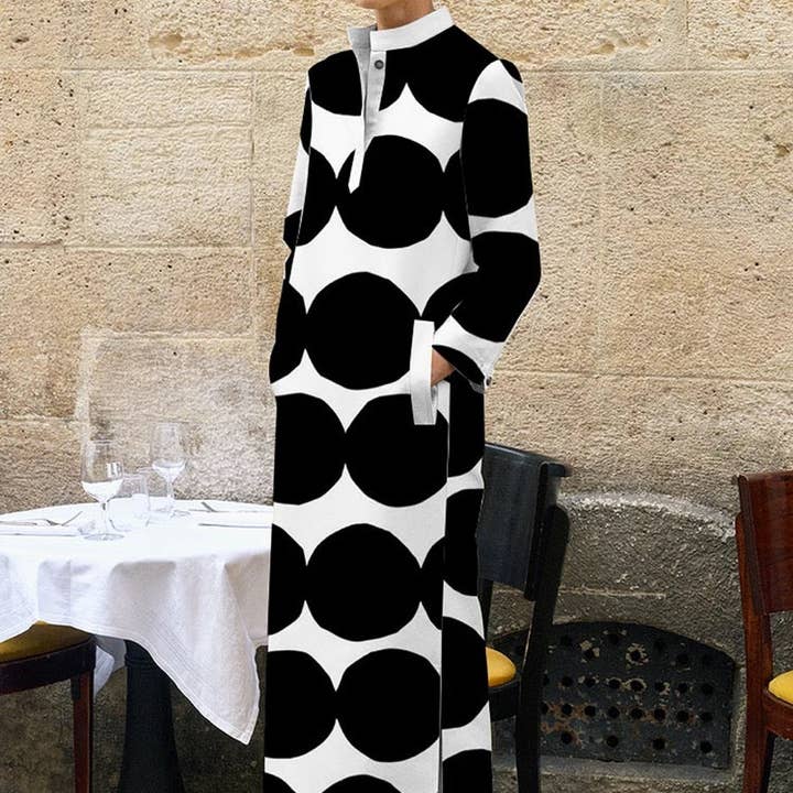 Midi kjole i løs pasform med prikket mønster, ståkrave og lange ærmer samt sideslidser for engroshandel hos FurDecoration