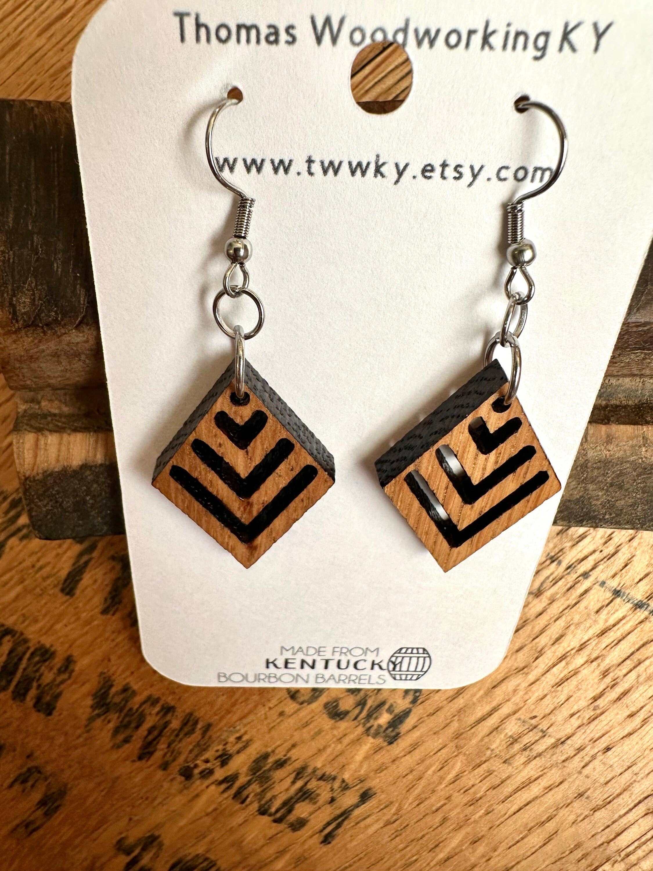 TWWKY – wholesale Hängande örhängen – Återvunna Kentucky Bourbon Barrel Wood Dingle Örhängen6