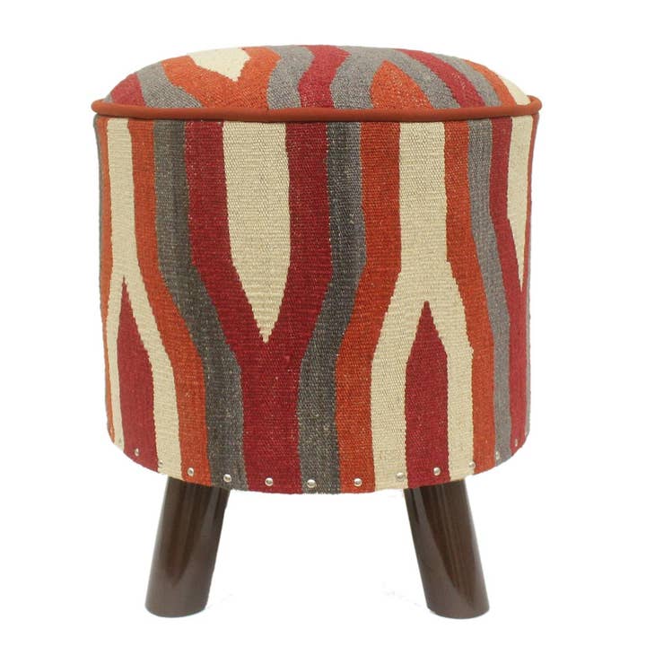 Tabouret de Pieds Éclectique Leblanc en Kilim Fait Main pour la vente par Arshs Fine Rugs