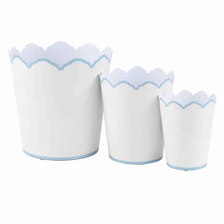 Corbeille à papier et jardinières à bord festonné blanc et bleu pâle (4 options) pour la vente par The Enchanted Home