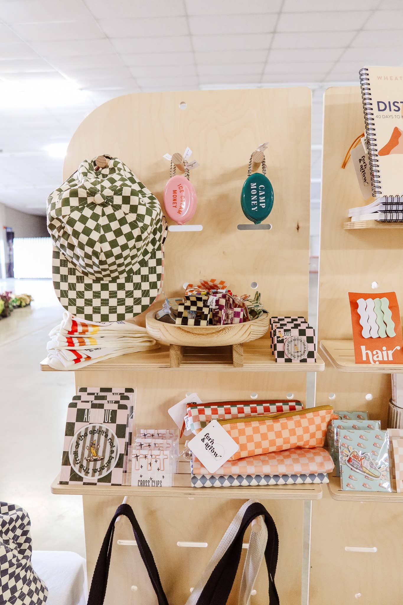 Fern & Arrow – Großhandel Geldbörse – Damen – Retro-Münztasche aus Gummi mit Kugelkette und Schlüsselbund7