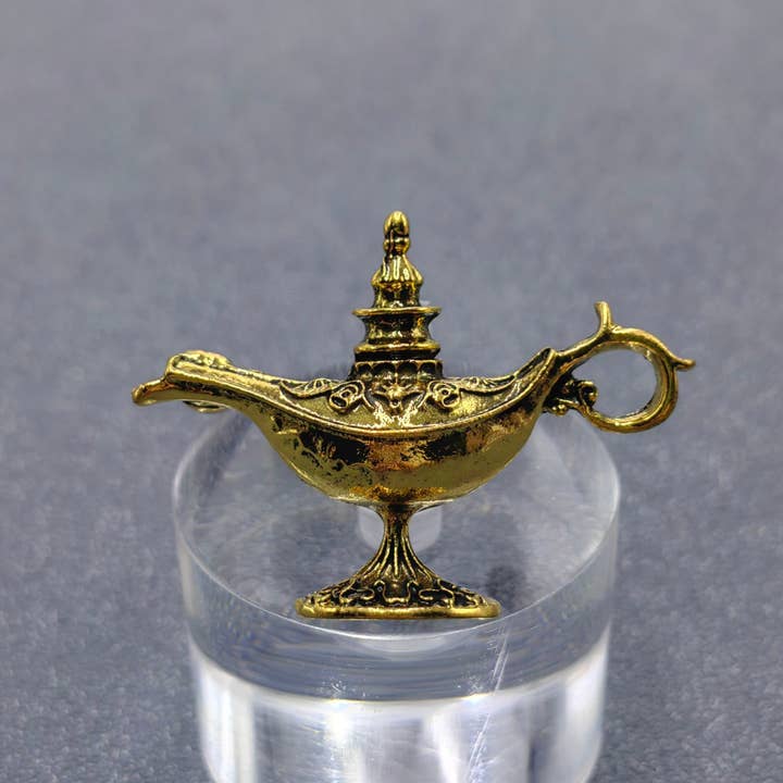 Mio Queena - Vente Broches - Broche en forme de lampe Aladdin vintage