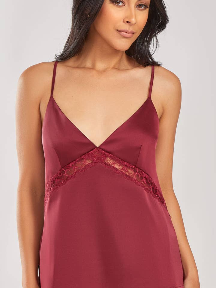 Set canotta corta Layla in raso elasticizzato con taglio in pizzo per la vendita all'ingrosso da parte di iCollection