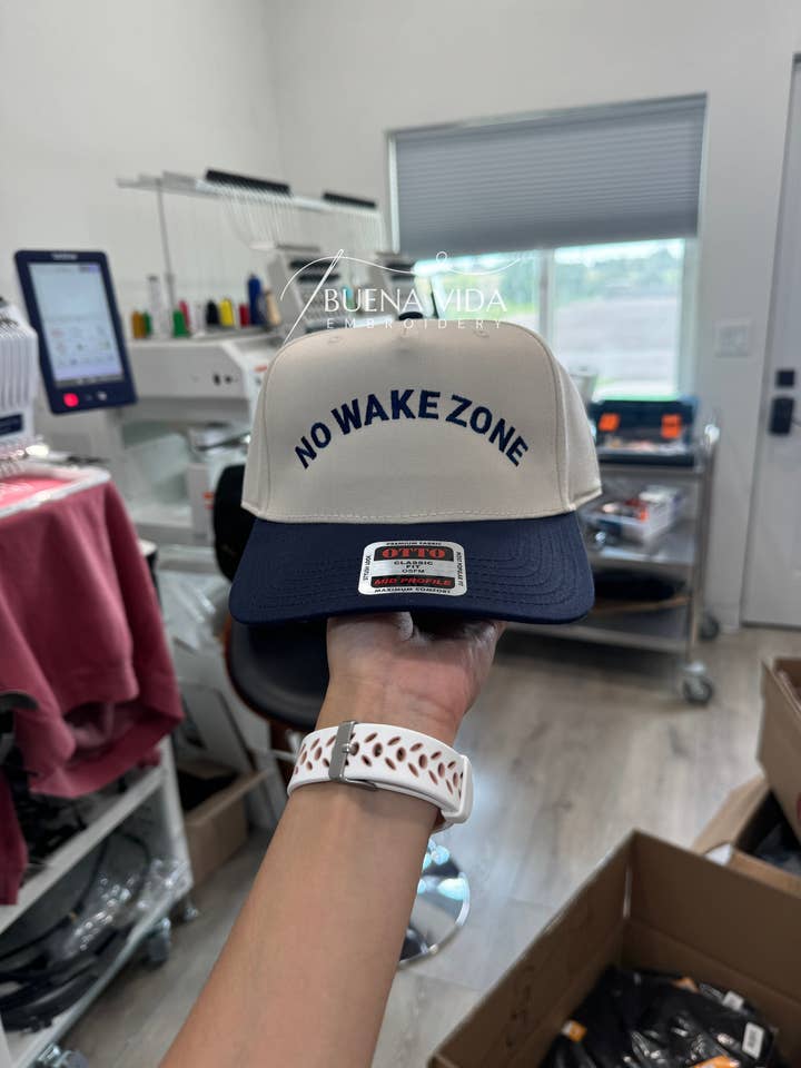 No Wake Zone geborduurde hoed, geborduurde baseballpet voor wholesale door Buena Vida Embroidery LLC