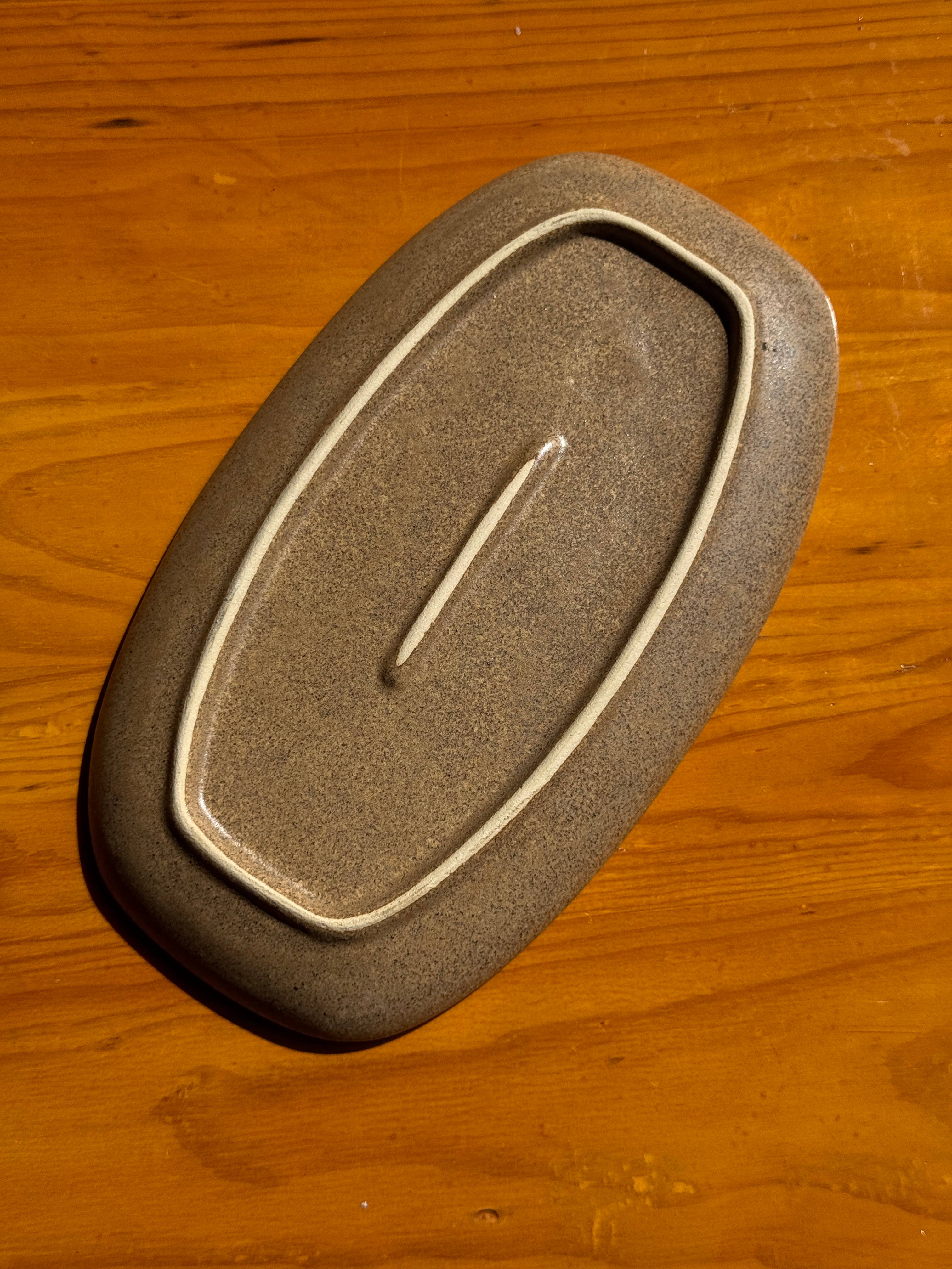 Small oval dish with speckled brown rectangular edges for wholesale on Faire3