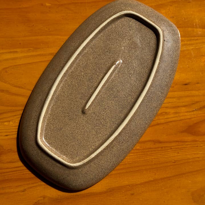 Small oval dish with speckled brown rectangular edges for wholesale on Faire3