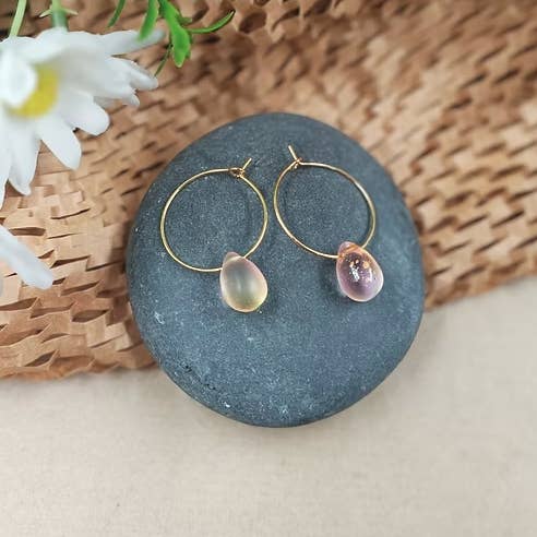 Créoles en laiton clair au coucher du soleil pour la vente par Yemaya Collections