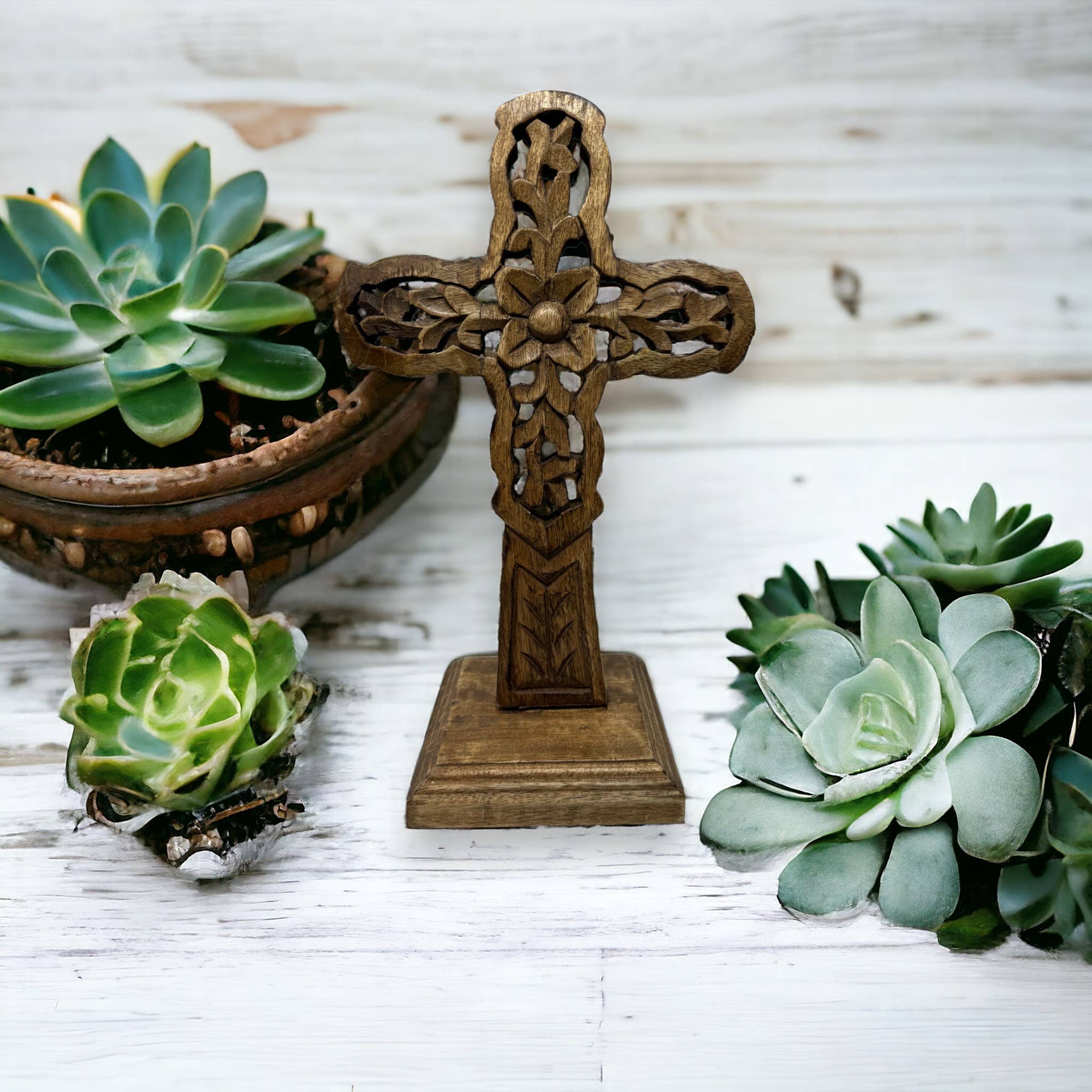 Wilco Home - Vente Décorations de table - Croix de table en bois sculpté à la main « Vineyard »7