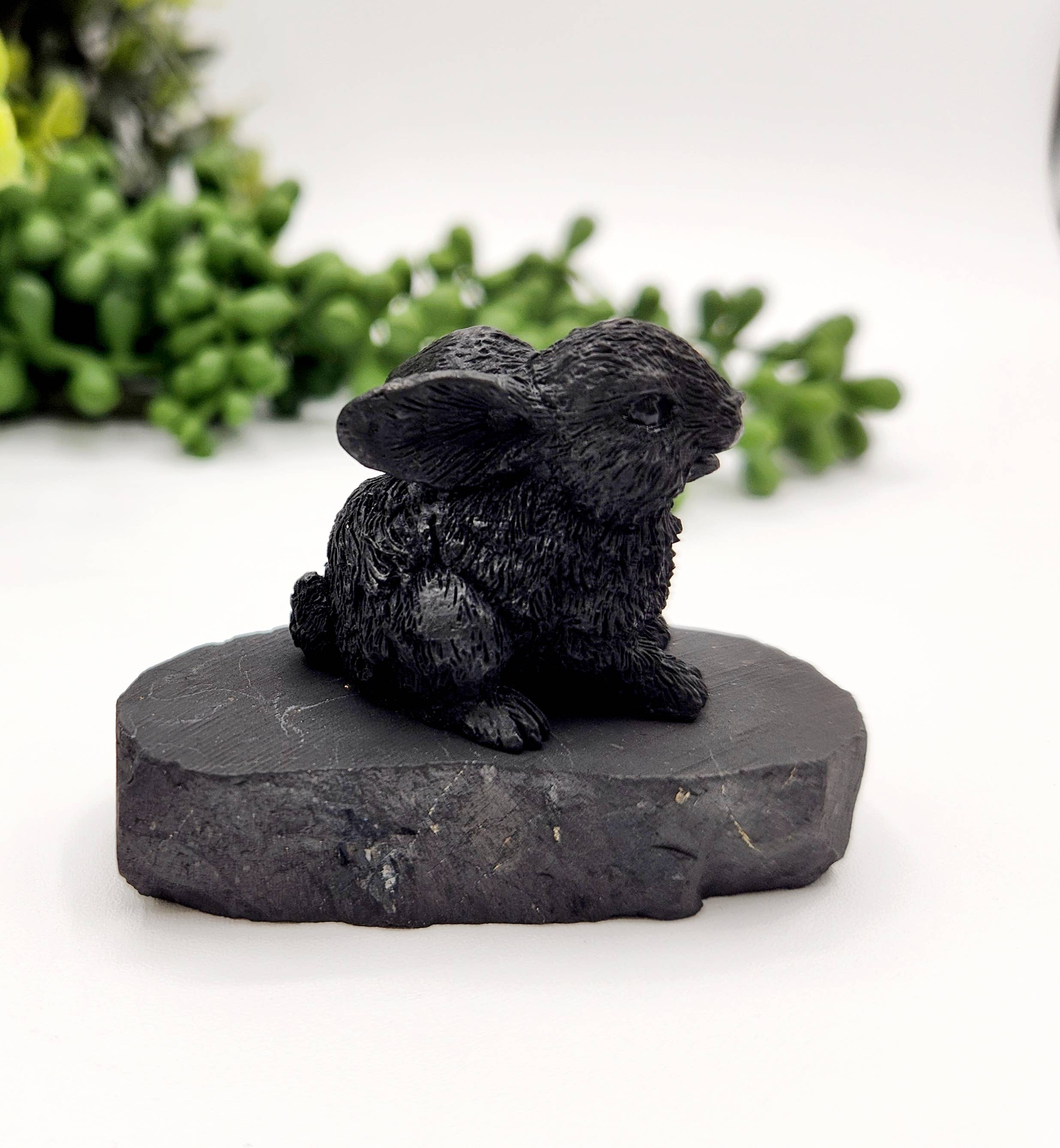 Meraki Gemstones – Engroshandel Pyntefigur – Shungite figur kanin-EMF-beskyttelse (5x4x4,5cm)1