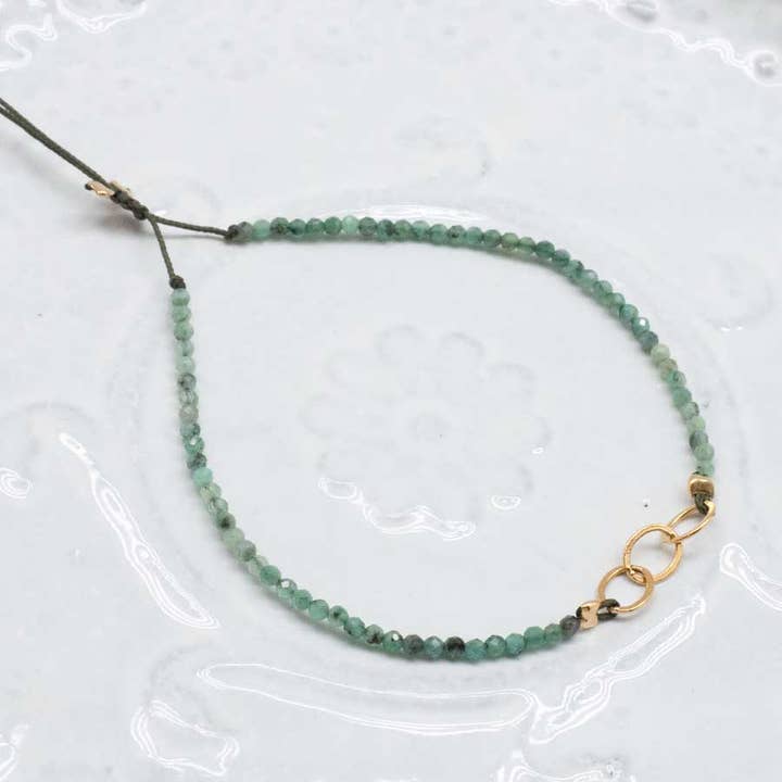 G-Links Armband mit Smaragden und ovalen Gliederketten für den Großhandel von by Johanne