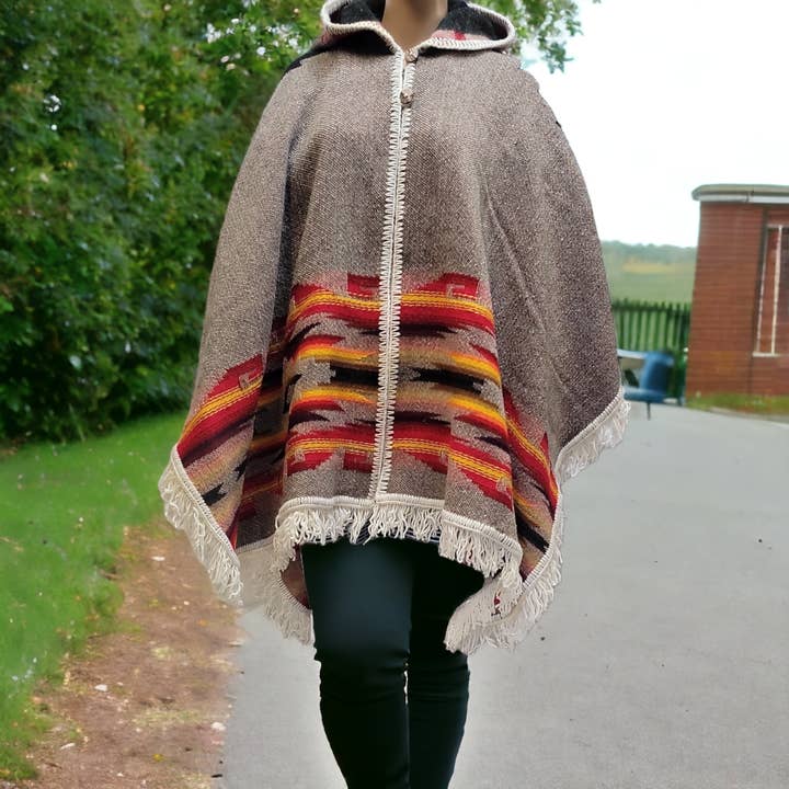 Poncho da donna in lana di lama grigia con bordo rosso e giallo. per la vendita all'ingrosso da parte di OldTribes