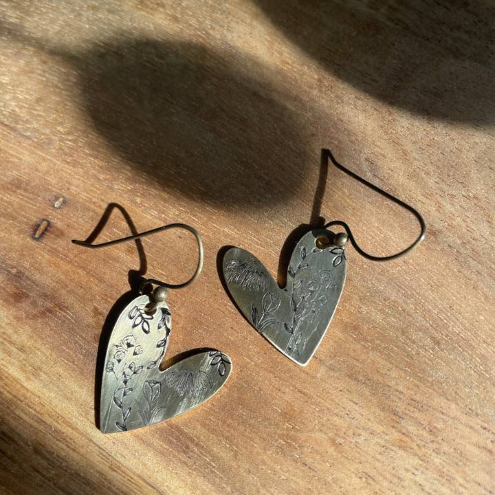 Brincos coração de flores silvestres por atacado de Rising Dawn Boutique