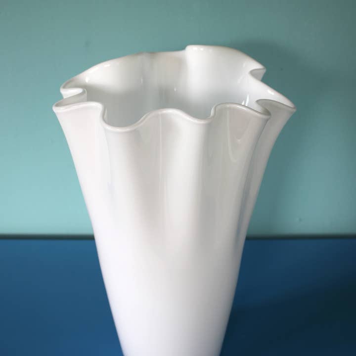 Signature Home Collection GmbH - Wholesale Vase - Waved white opaque glass vase glass vase 9