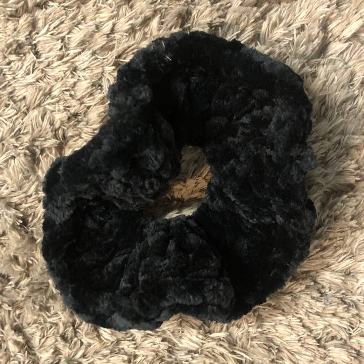 Scrunchie de crochê de veludo preto por atacado de MadeBySusannah