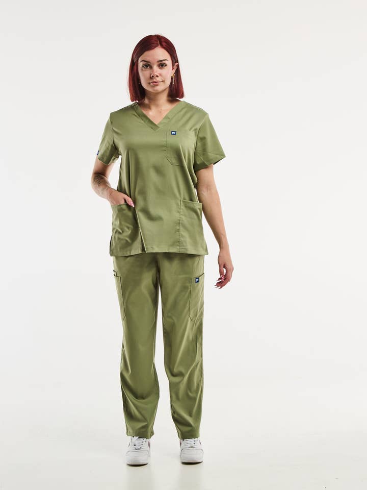 EMMA - Medische kleding - Vrouw - Olijfgroen voor wholesale door AELIN
